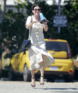 Courteney Cox feet photo thumbnail