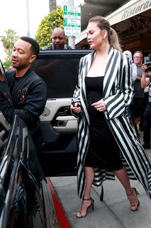 Chrissy Teigen feet photo thumbnail
