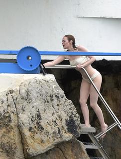 Emma Stone feet photo thumbnail