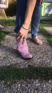 Miley Cyrus feet photo thumbnail
