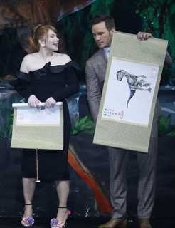 Bryce Dallas Howard feet photo thumbnail