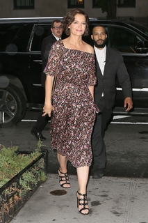 Katie Holmes feet photo thumbnail