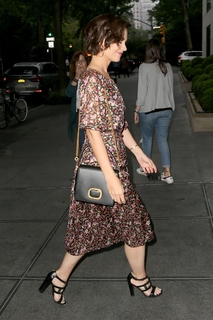 Katie Holmes feet photo thumbnail