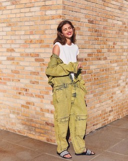 Taylor Hill feet photo thumbnail