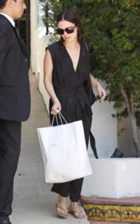 Rachel Bilson feet photo thumbnail