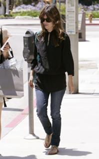Rachel Bilson feet photo thumbnail