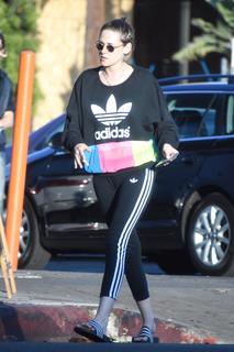 Kristen Stewart feet photo thumbnail