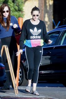 Kristen Stewart feet photo thumbnail