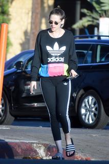 Kristen Stewart feet photo thumbnail