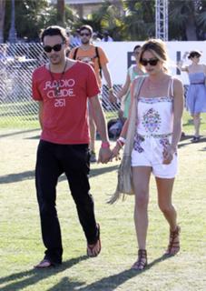 Cat Deeley feet photo thumbnail