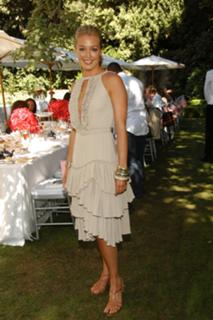 Cat Deeley feet photo thumbnail