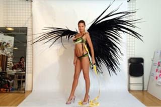 Adriana Lima feet photo thumbnail