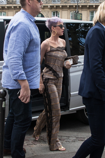 Katy Perry feet photo thumbnail