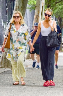 Sienna Miller feet photo thumbnail