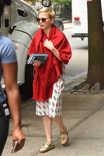 Michelle Williams feet photo thumbnail