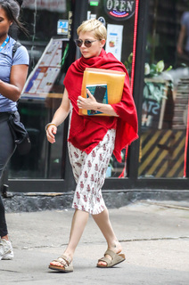 Michelle Williams feet photo thumbnail