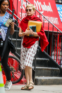 Michelle Williams feet photo thumbnail