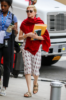 Michelle Williams feet photo thumbnail