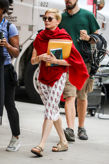 Michelle Williams feet photo thumbnail