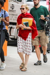 Michelle Williams feet photo thumbnail