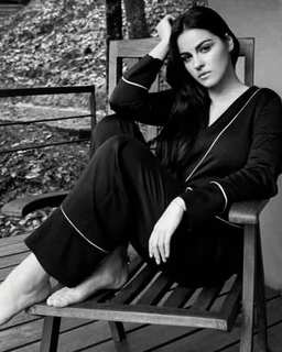 Maite Perroni feet photo thumbnail
