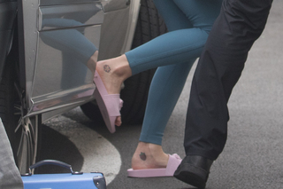 Katy Perry feet photo thumbnail