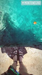 Victoria Justice feet photo thumbnail