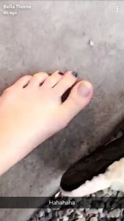 Bella Thorne feet photo thumbnail