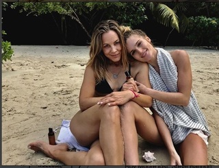 Maria Bello feet photo thumbnail