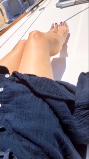Laura Vandervoort feet photo thumbnail