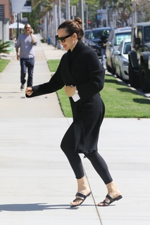 Jennifer Garner feet photo thumbnail