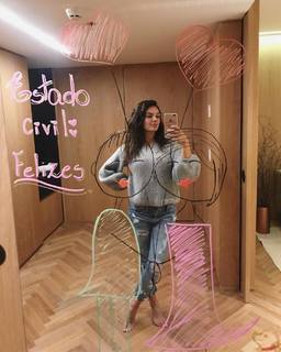 Isis Valverde feet photo thumbnail