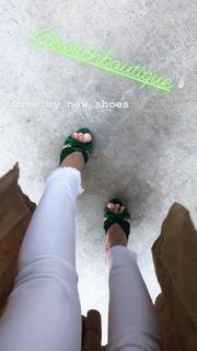 Hilary Duff feet photo thumbnail