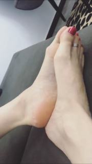 Alaine Crissiê feet photo thumbnail