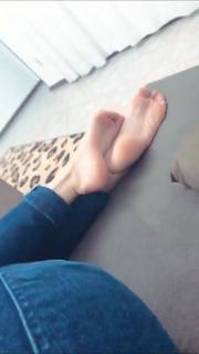 Alaine Crissiê feet photo thumbnail
