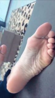 Alaine Crissiê feet photo thumbnail