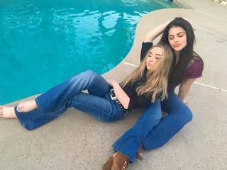 Sabrina Carpenter feet photo thumbnail