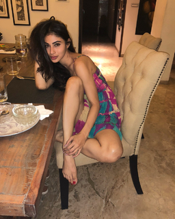 Mouni Roy feet photo thumbnail