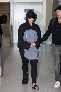Demi Lovato feet photo thumbnail