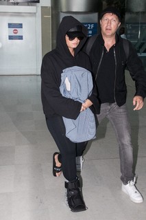 Demi Lovato feet photo thumbnail