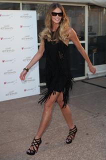 Elle Macpherson feet photo thumbnail