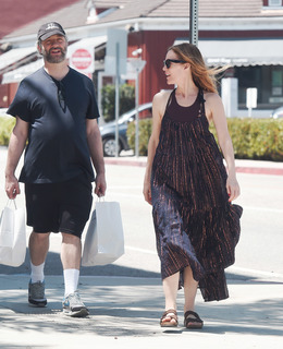 Leslie Mann feet photo thumbnail