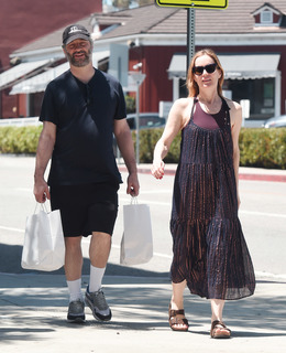 Leslie Mann feet photo thumbnail