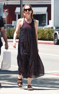 Leslie Mann feet photo thumbnail