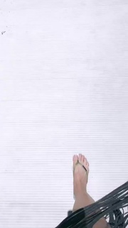 Gwen Stefani feet photo thumbnail