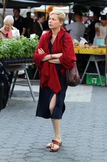 Michelle Williams feet photo thumbnail