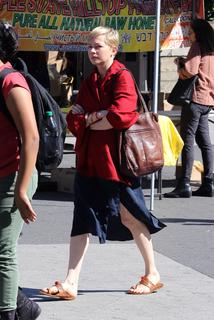 Michelle Williams feet photo thumbnail