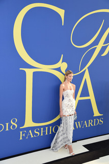 Martha Hunt feet photo thumbnail