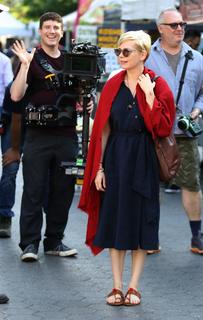 Michelle Williams feet photo thumbnail