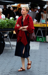 Michelle Williams feet photo thumbnail